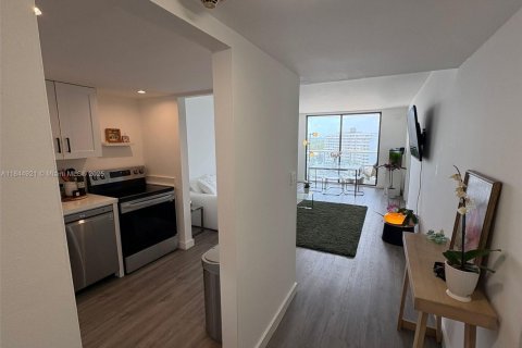 Condo in North Miami, Florida, 2 bedrooms  № 1841291 - photo 8