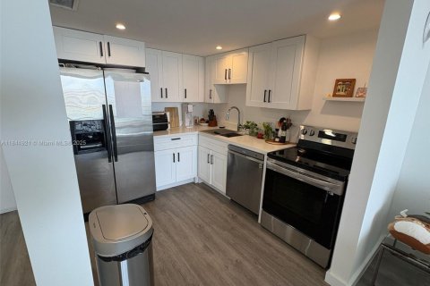Condo in North Miami, Florida, 2 bedrooms  № 1841291 - photo 9