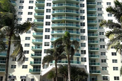 Copropriété à louer à Sunny Isles Beach, Floride: 2 chambres, 141.49 m2 № 1936888 - photo 1