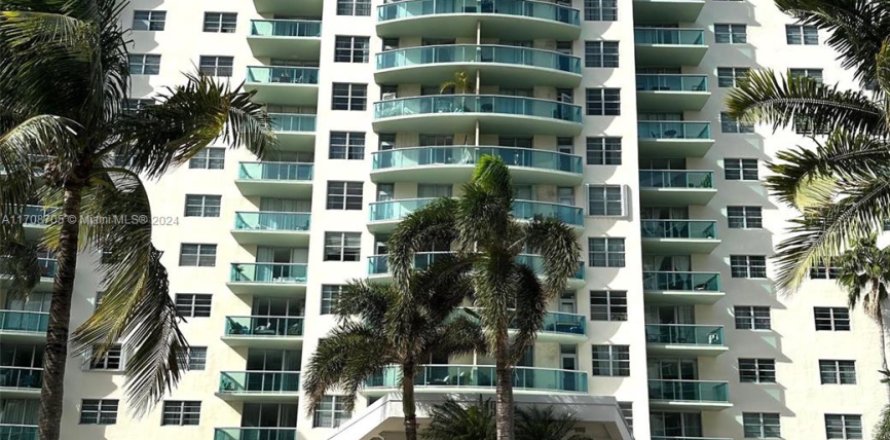 Condominio en Sunny Isles Beach, Florida, 2 dormitorios № 1936888