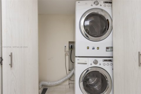 Condo in Fort Lauderdale, Florida, 3 bedrooms  № 2059808 - photo 16