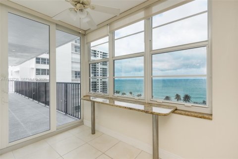 Condo in Fort Lauderdale, Florida, 3 bedrooms  № 2059808 - photo 15