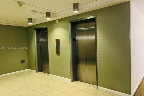 Снять в аренду кондоминиум в Майами-Бич, Флорида 2 спальни, 98.94м2, № 2001132 - фото 28