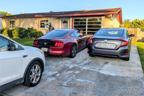 Дом в Холливуд, Флорида 3 спальни, 114.46м2 № 1948623