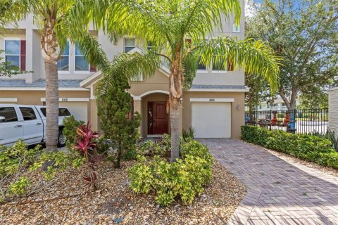 Townhouse in Tarpon Springs, Florida 3 bedrooms, 169.83 sq.m. № 1677655 - photo 1