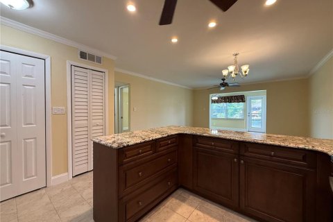Condo in New Port Richey, Florida, 2 bedrooms № 2091461 - photo 13