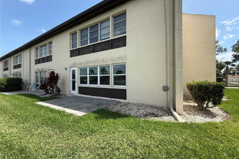 Condo in New Port Richey, Florida, 2 bedrooms № 2091461 - photo 5