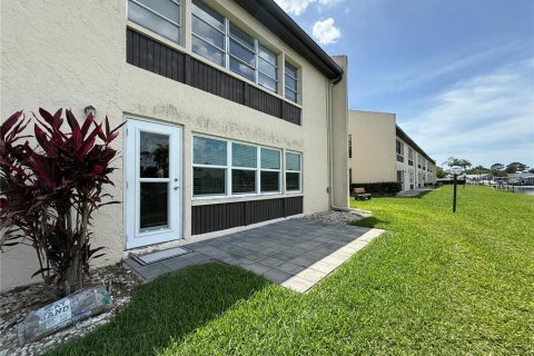 Condo in New Port Richey, Florida, 2 bedrooms № 2091461 - photo 29
