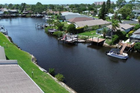Condo in New Port Richey, Florida, 2 bedrooms № 2091461 - photo 2