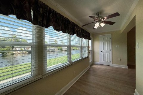 Condo in New Port Richey, Florida, 2 bedrooms № 2091461 - photo 16