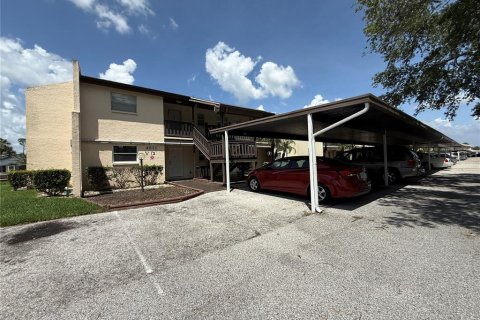 Condo in New Port Richey, Florida, 2 bedrooms № 2091461 - photo 3