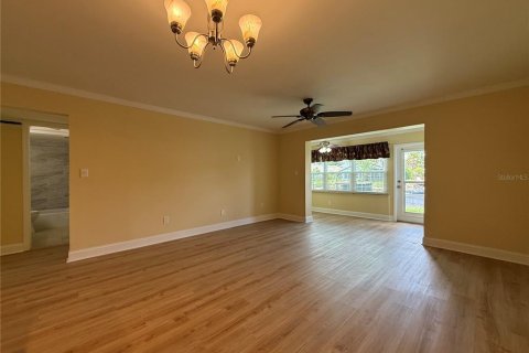Condo in New Port Richey, Florida, 2 bedrooms № 2091461 - photo 14
