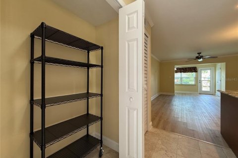 Condo in New Port Richey, Florida, 2 bedrooms № 2091461 - photo 11