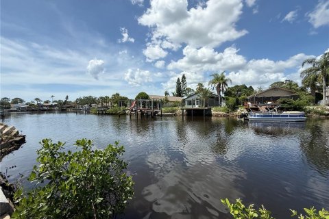 Condo in New Port Richey, Florida, 2 bedrooms № 2091461 - photo 27