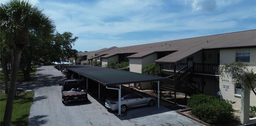 Condo in New Port Richey, Florida, 2 bedrooms № 2091461