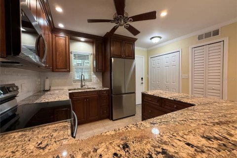 Condo in New Port Richey, Florida, 2 bedrooms № 2091461 - photo 9