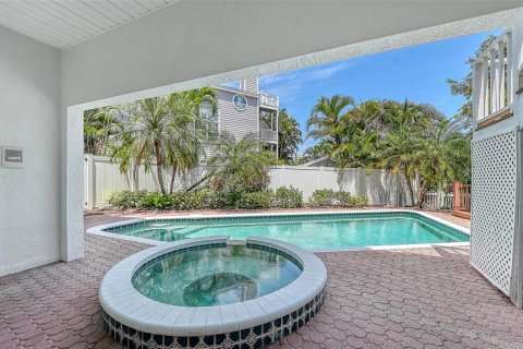 House in Longboat Key, Florida 4 bedrooms, 279.54 sq.m. № 2148450 - photo 10