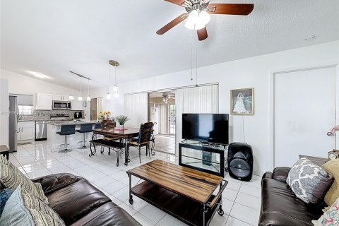 Casa en venta en Miami, Florida, 2 dormitorios, 96.53 m2 № 1949356 - foto 10