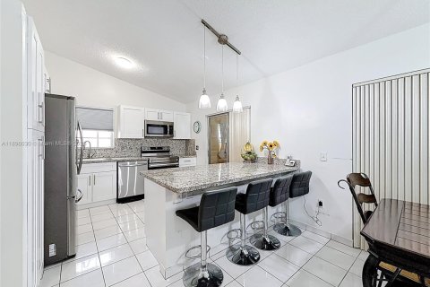 Casa en venta en Miami, Florida, 2 dormitorios, 96.53 m2 № 1949356 - foto 13