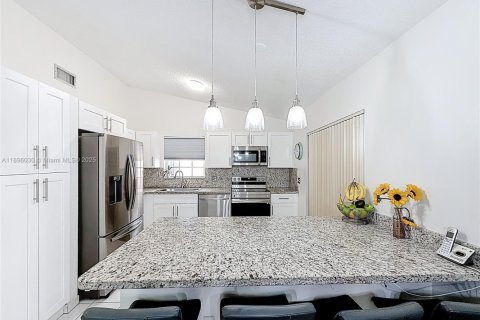Casa en venta en Miami, Florida, 2 dormitorios, 96.53 m2 № 1949356 - foto 12