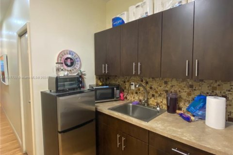 Tienda en alquiler en Miami Beach, Florida № 991863 - foto 1