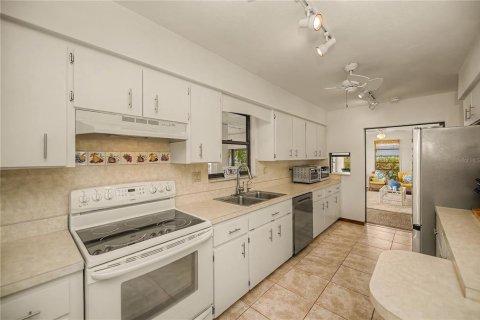 House in Punta Gorda, Florida 3 bedrooms, 152.73 sq.m. № 2290987 - photo 16