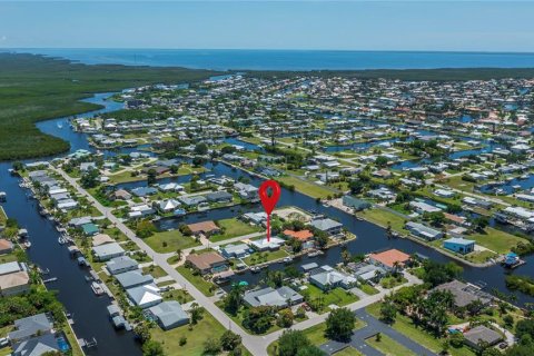 House in Punta Gorda, Florida 3 bedrooms, 152.73 sq.m. № 2290987 - photo 8