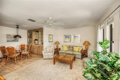 House in Punta Gorda, Florida 3 bedrooms, 152.73 sq.m. № 2290987 - photo 13