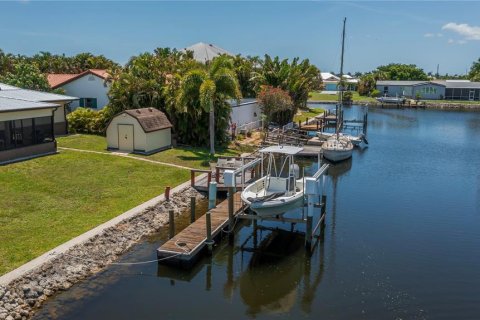 House in Punta Gorda, Florida 3 bedrooms, 152.73 sq.m. № 2290987 - photo 2