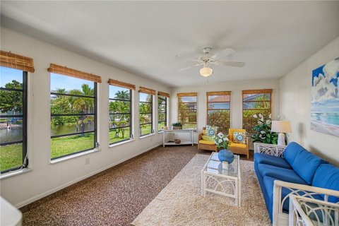 House in Punta Gorda, Florida 3 bedrooms, 152.73 sq.m. № 2290987 - photo 7