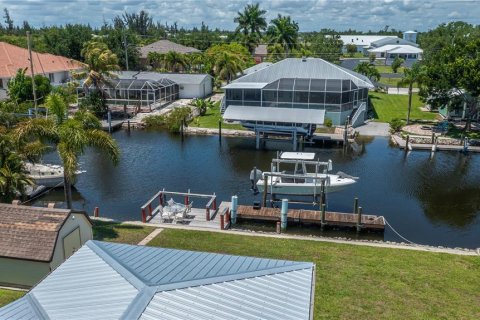 House in Punta Gorda, Florida 3 bedrooms, 152.73 sq.m. № 2290987 - photo 9