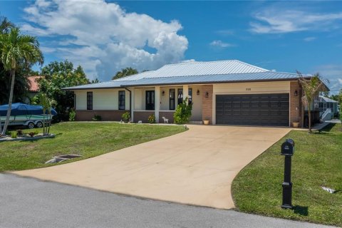 House in Punta Gorda, Florida 3 bedrooms, 152.73 sq.m. № 2290987 - photo 11
