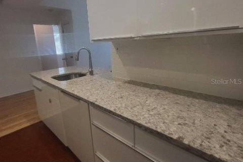 Condo in Saint Petersburg, Florida, 2 bedrooms № 2437176 - photo 4
