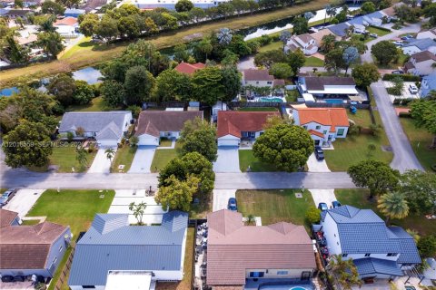 Casa en venta en Miami, Florida, 4 dormitorios, 158.96 m2 № 2254631 - foto 4