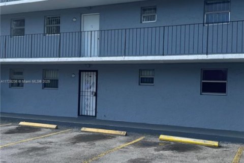 Condo in North Miami, Florida, 1 bedroom  № 1726413 - photo 3