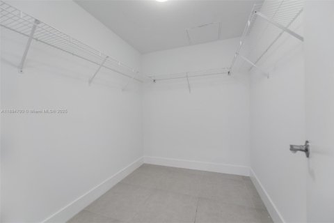 Купить кондоминиум в Майами, Флорида 2 спальни, 111.76м2, № 1947757 - фото 19