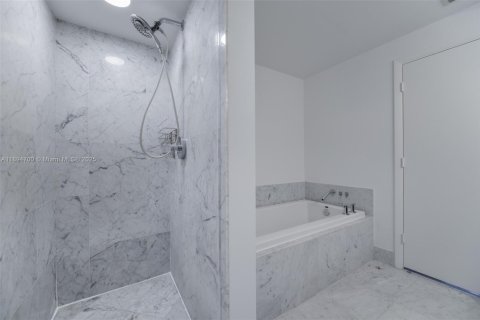 Купить кондоминиум в Майами, Флорида 2 спальни, 111.76м2, № 1947757 - фото 18