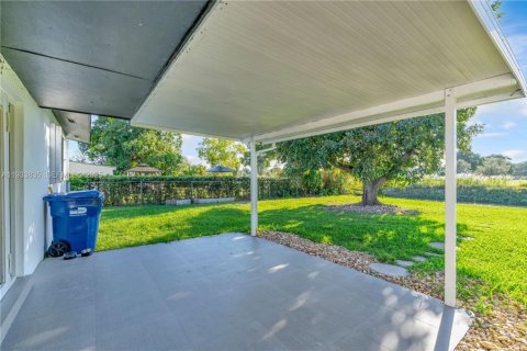 House in Cutler Bay, Florida 3 bedrooms, 123.75 sq.m. № 1994398 - photo 23