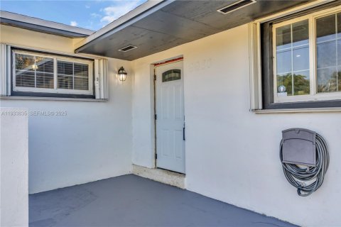 House in Cutler Bay, Florida 3 bedrooms, 123.75 sq.m. № 1994398 - photo 6