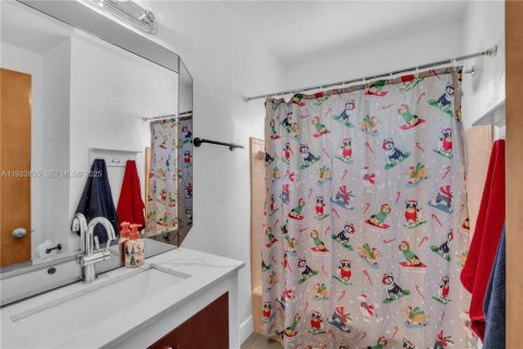 House in Cutler Bay, Florida 3 bedrooms, 123.75 sq.m. № 1994398 - photo 15