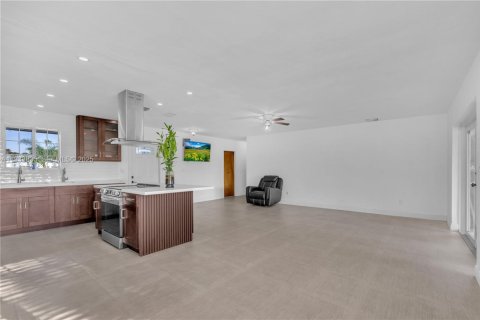 House in Cutler Bay, Florida 3 bedrooms, 123.75 sq.m. № 1994398 - photo 11