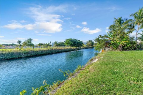 House in Cutler Bay, Florida 3 bedrooms, 123.75 sq.m. № 1994398 - photo 28