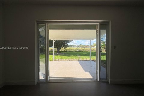 House in Cutler Bay, Florida 3 bedrooms, 123.75 sq.m. № 1994398 - photo 3