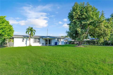 House in Cutler Bay, Florida 3 bedrooms, 123.75 sq.m. № 1994398 - photo 25