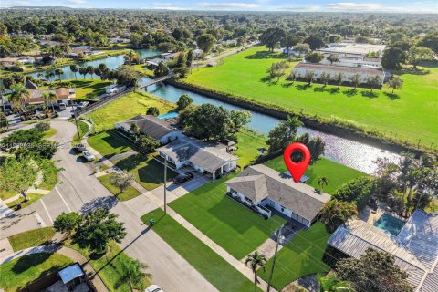 House in Cutler Bay, Florida 3 bedrooms, 123.75 sq.m. № 1994398 - photo 30