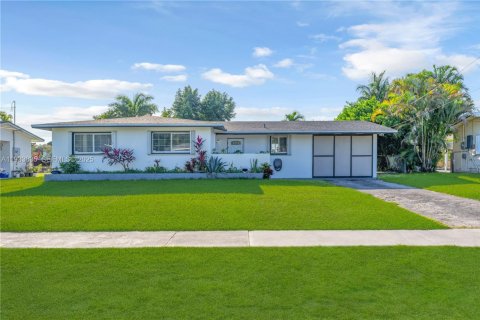 House in Cutler Bay, Florida 3 bedrooms, 123.75 sq.m. № 1994398 - photo 4