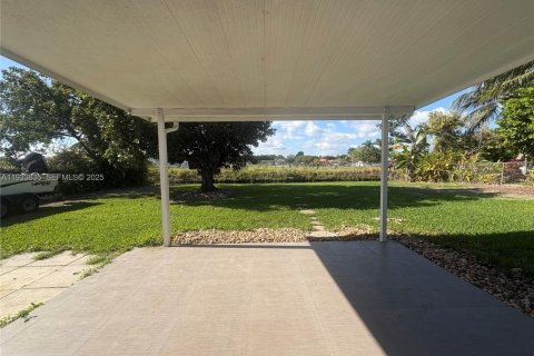 House in Cutler Bay, Florida 3 bedrooms, 123.75 sq.m. № 1994398 - photo 2