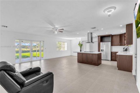 House in Cutler Bay, Florida 3 bedrooms, 123.75 sq.m. № 1994398 - photo 7
