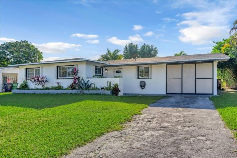 House in Cutler Bay, Florida 3 bedrooms, 123.75 sq.m. № 1994398 - photo 5