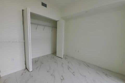Condo in Sunrise, Florida, 1 bedroom  № 2012025 - photo 7